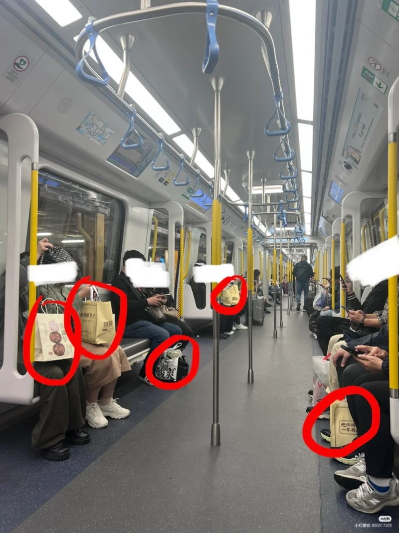 有網民在小紅書分享,地鐵車廂見到不少人拿着一袋袋的鮑師傅出品。(圖片來自小紅書)
