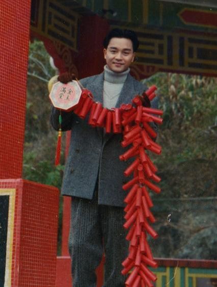 親拍私藏靚相之一,手執一串大炮仗嘅哥哥,甜笑望鏡頭,完全冇大明星架子。