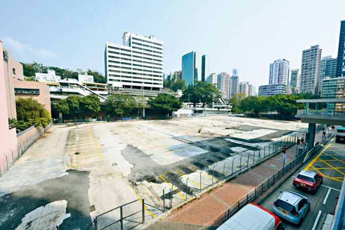地政总署昨公布旺角巨无霸商业地落选标价,最低标每呎楼面出价低451元。