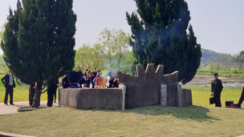 馬英九一行人抵達湘潭縣茶恩寺鎮雙陽村的祖墳祭祖。