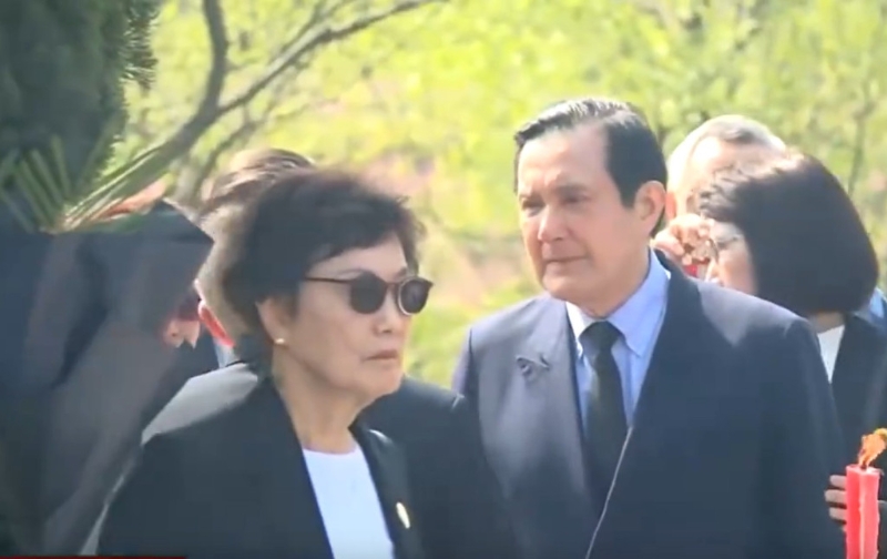 馬英九與4名姐姐同行。