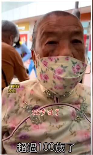 早前一段网上短片,107岁的《事头婆》莲婆婆表现相当精灵,遂于网上引起话题。