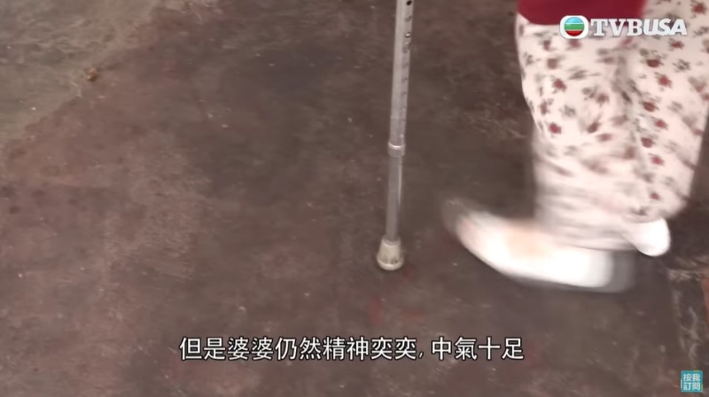 莲婆婆行动虽要扶着柺杖,但工作仍亲力亲为。 (图:东张西望)