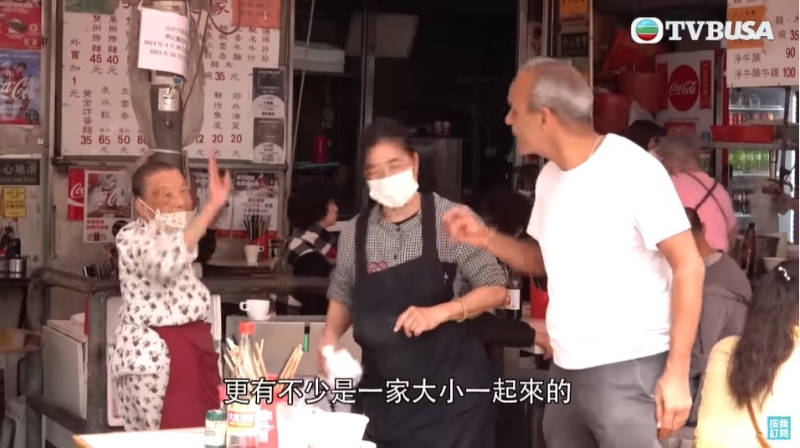 莲婆婆与一班街坊见惯见熟,很有感情。 (图:东张西望)