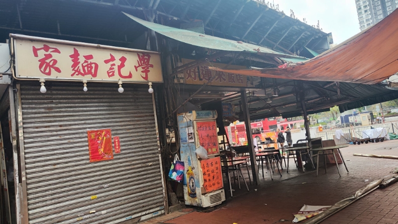 学记面家也拉起铁闸,贴出红纸告知街坊将会暂时休业。 (图:Facebook@Edmond Lee)