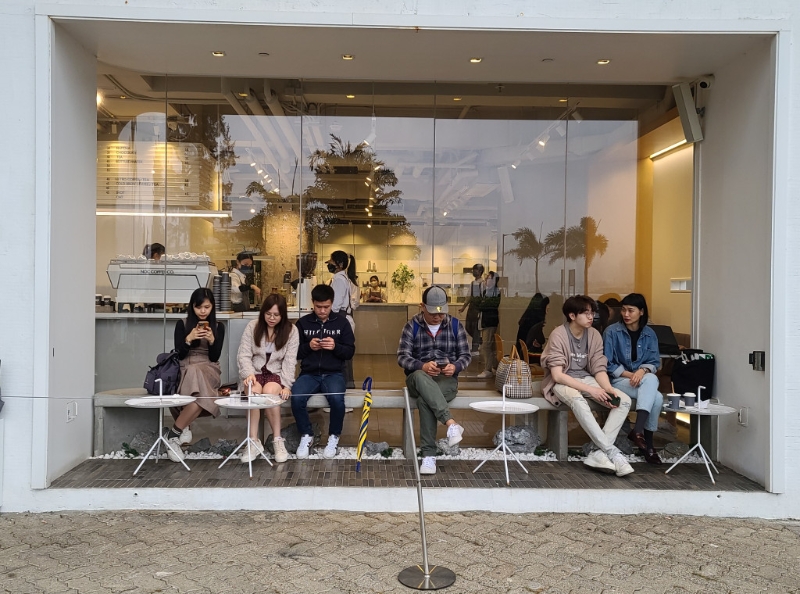 记者到访该黄埔咖啡店，店员称对头顶纸杯的狗仔有印象。 现场不少顾客都是爱犬，亦得知朵朵受虐事件。