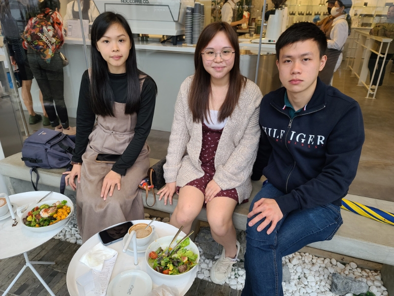 市民谭小姐（中）认为，狗主是喜欢犬只模样才会购买或领养，没理由抱回家中才剪这样、剪那样。