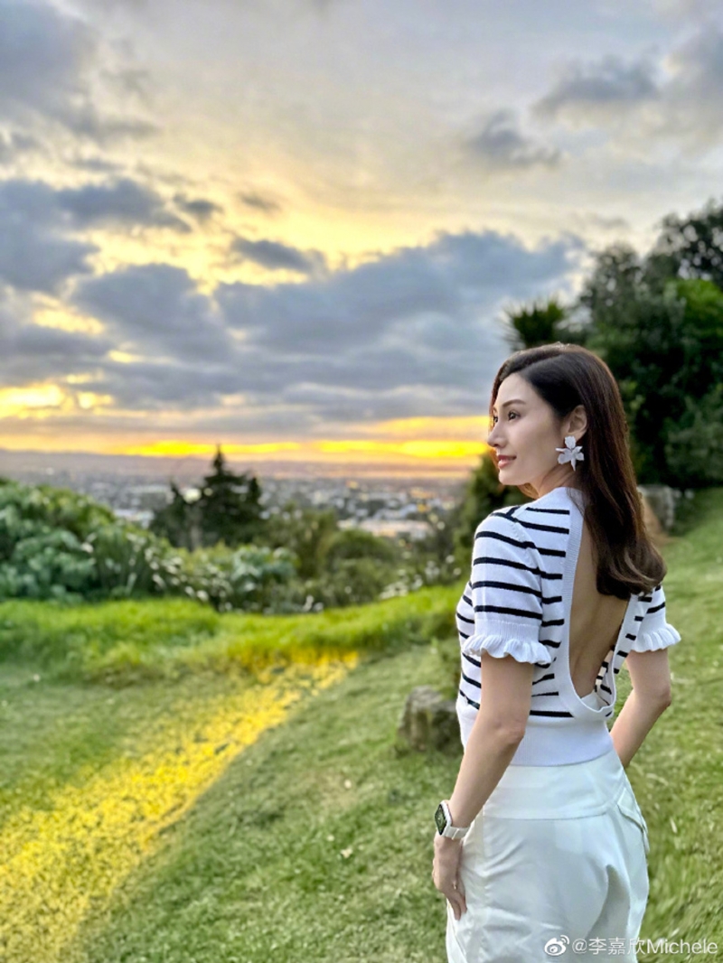 李嘉欣大秀美背