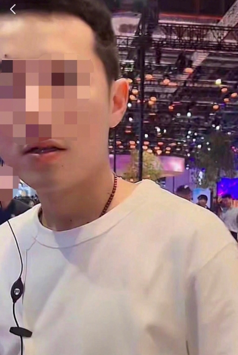 涉嫌推搡Tongtong的白衣男子