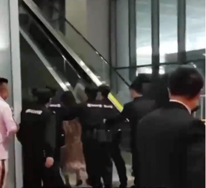 保安将Tongtong拖到展馆外