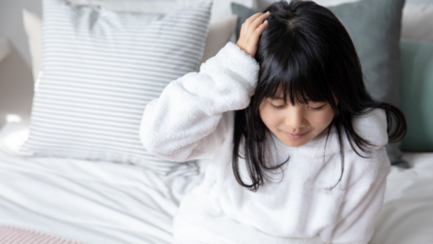 女儿小学三年级初来月经吓坏妈妈，性早熟原来跟这习惯有关