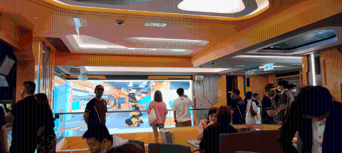 餐厅内使用大量视觉特效及声效屏幕,增强可观性 餐厅内使用大量视觉特效及声效屏幕,增强可观性