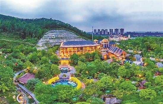 享受湖景和园景交织的视觉盛宴