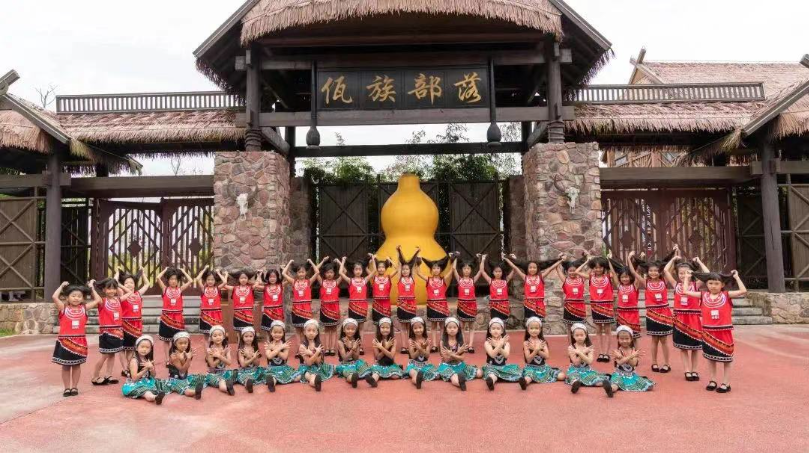 飞越彩虹民族童声合唱团曾到各地演出,宣扬少数民族文化 飞越彩虹民族童声合唱团曾到各地演出,宣扬少数民族文化