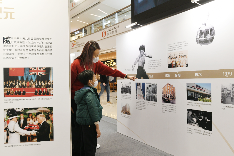 星岛85周年展览,有家长带同小孩观赏。 星岛85周年展览,有家长带同小孩观赏。