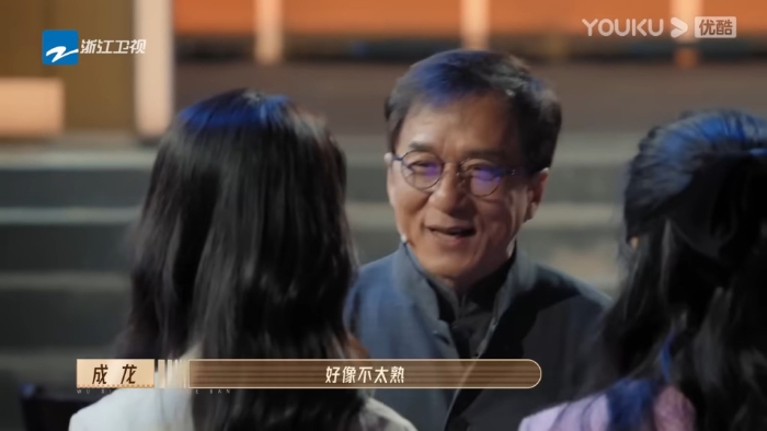 成龙下台与学员们逐一握手