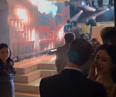有网民拍到Angelababy与神秘西装男咬耳仔 有网民拍到Angelababy与神秘西装男咬耳仔