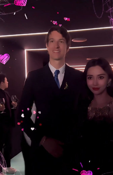 其实该神秘西装男是珠宝品牌Tiffany &Co.的中国CEO,近年Angelababy亦是该品牌的代言人。 其实该神秘西装男是珠宝品牌Tiffany &Co.的中国CEO,近年Angelababy亦是该品牌的代言人。