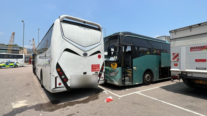 事发时阿克拜尔在旅游巴车头位置拟登车时(右),旁边旅游巴(左)司机疑未察觉事主,扭軚时车尾把事主夹在两架旅游巴中间。 事发时阿克拜尔在旅游巴车头位置拟登车时(右),旁边旅游巴(左)司机疑未察觉事主,扭軚时车尾把事主夹在两架旅游巴中间。