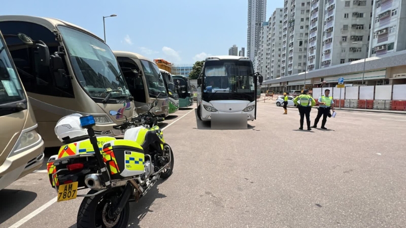 警方初步调查后,以涉嫌危险驾驶导致他人身体受伤,拘捕涉案姓侯的旅游巴司机。 警方初步调查后,以涉嫌危险驾驶导致他人身体受伤,拘捕涉案姓侯的旅游巴司机。