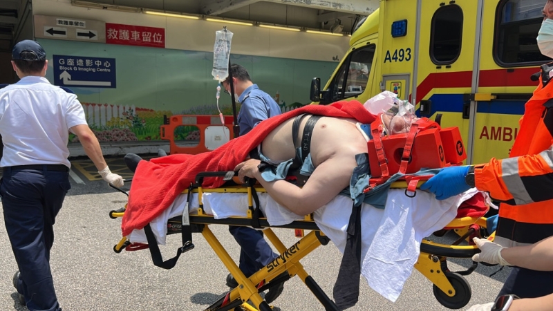 来自内地的旅客、67岁哈萨克斯坦男子阿克拜尔,4月28日在土瓜湾遇上车祸,目前仍在伊利沙伯医院深切治疗部(ICU)留医,情况反复。 来自内地的旅客、67岁哈萨克斯坦男子阿克拜尔,4月28日在土瓜湾遇上车祸,目前仍在伊利沙伯医院深切治疗部(ICU)留医,情况反复。