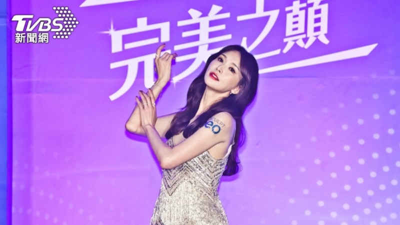林志玲坦言这几年太放纵，照镜子时发现自己身材走样，腰间囤积一些肉肉