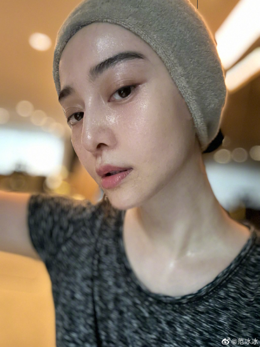 范冰冰晒极近素颜特写！喂猫“白到发光”吸万名网友狂赞