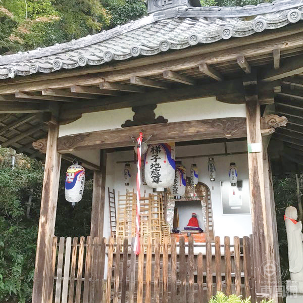 梯子地藏位置较为偏僻,要上山兼行一段泥地山路。 梯子地藏位置较为偏僻,要上山兼行一段泥地山路。