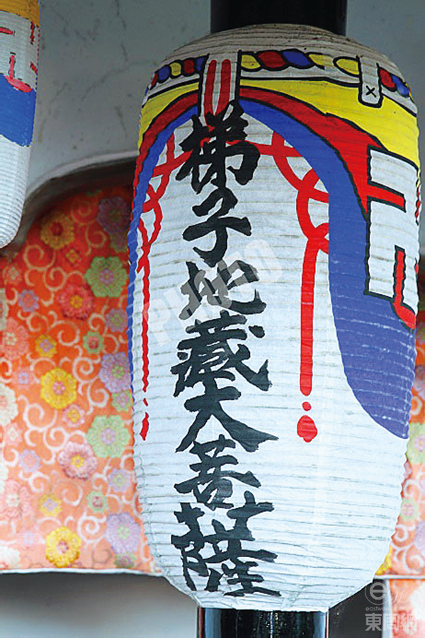 日本人参拜的地藏和我们的认知略有不同,这个地藏传说中本是一名小和尚,一直受夜尿问题所苦,死后就成为了菩萨保佑世人。 日本人参拜的地藏和我们的认知略有不同,这个地藏传说中本是一名小和尚,一直受夜尿问题所苦,死后就成为了菩萨保佑世人。