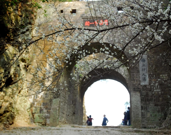梅关古道上，“一步跨二省”的梅关关楼