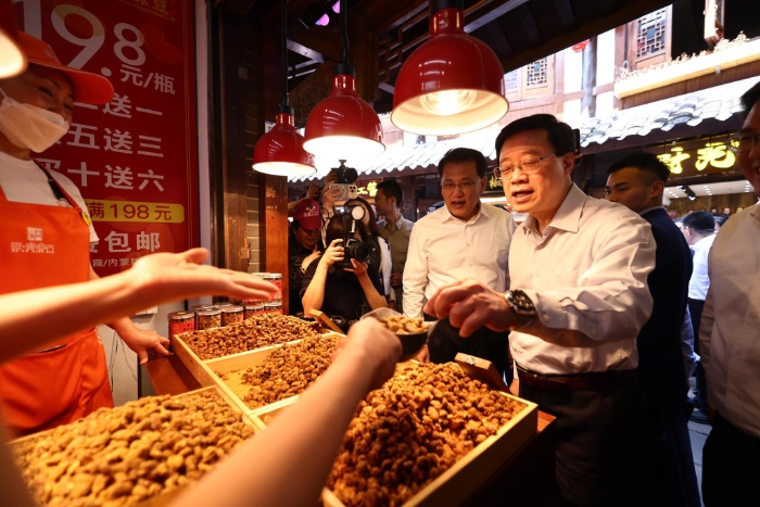 李家超参观磁器口古镇。