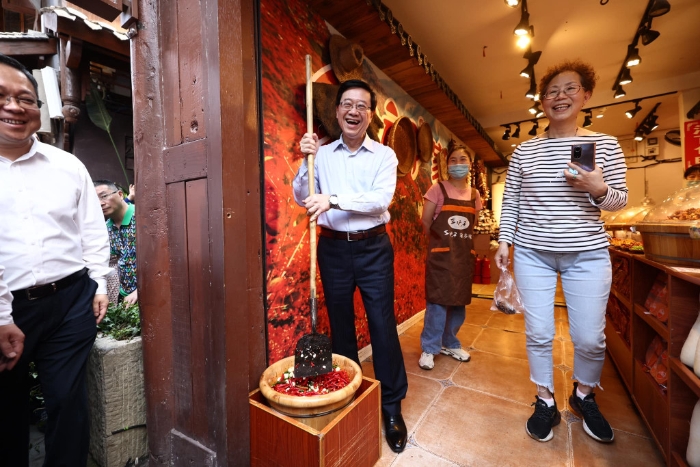 李家超参观磁器口古镇