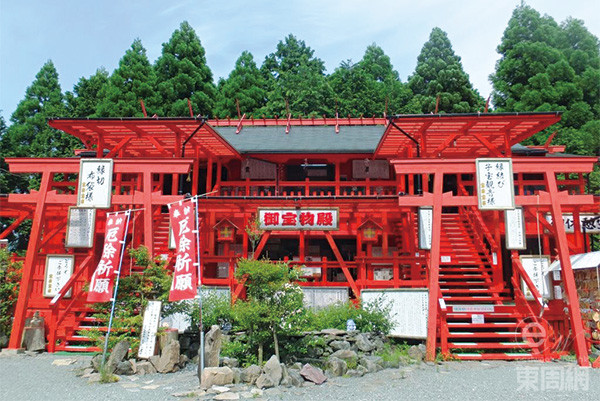 宝来宝来神社在日本比较平实的神社设计中,外貌可说非常鲜艷抢眼和浮夸。 宝来宝来神社在日本比较平实的神社设计中,外貌可说非常鲜艷抢眼和浮夸。
