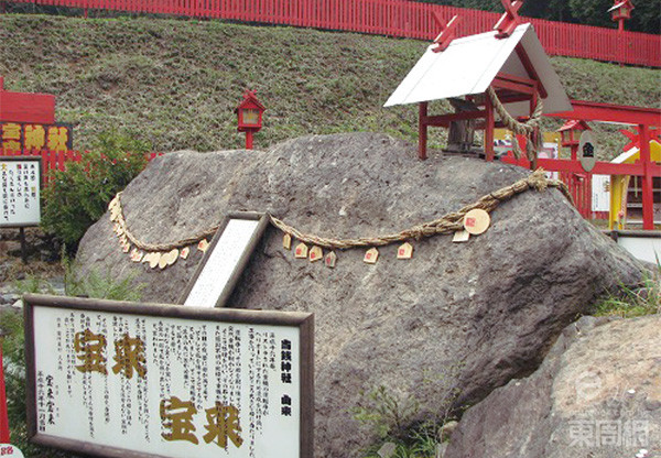 本来要兴建仓库的地方,就是因为这块石头显灵,最后变成了一间大型神社。 本来要兴建仓库的地方,就是因为这块石头显灵,最后变成了一间大型神社。