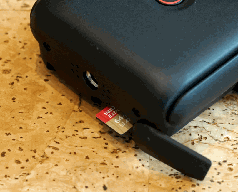 micro SD卡槽置于机底 micro SD卡槽置于机底