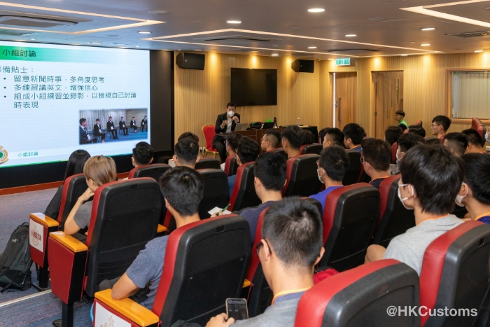 海关招聘宣传车内设有即场投考柜台，供有兴趣人士即场报名