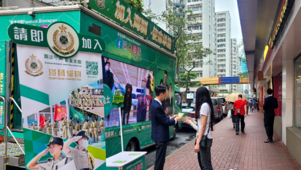 海关招聘宣传车已经出动到全港各区进行招聘