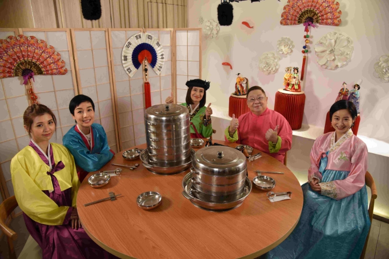 一家人围着圆桌吃饭,是对子女和孙辈有个好家山的加持。 一家人围着圆桌吃饭,是对子女和孙辈有个好家山的加持。