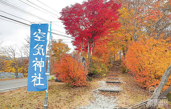 神社内外都十分清幽宁静,让所有人都可以享受大自然的风光。 神社内外都十分清幽宁静,让所有人都可以享受大自然的风光。