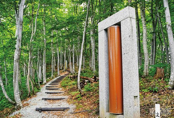 空气神社内,有几座代表了金、木、水、火、土五行的石门。 空气神社内,有几座代表了金、木、水、火、土五行的石门。