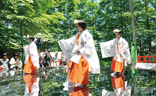 每年空气神社都会和其他神社一样,举办各种庆典,更会请当地学生来当巫女跳舞祭神。 每年空气神社都会和其他神社一样,举办各种庆典,更会请当地学生来当巫女跳舞祭神。