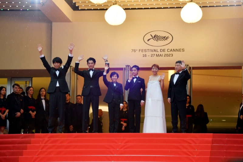 是枝裕和率编剧坂元裕二、演员安藤樱、瑛太、黑川想矢、柊木阳太等走红地毯 是枝裕和率编剧坂元裕二、演员安藤樱、瑛太、黑川想矢、柊木阳太等走红地毯