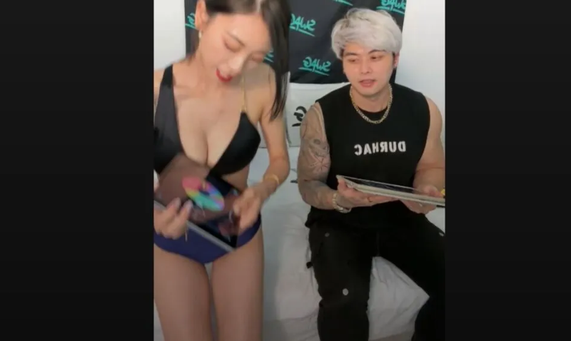 内内在直播节目中有许多惹火性感打扮。