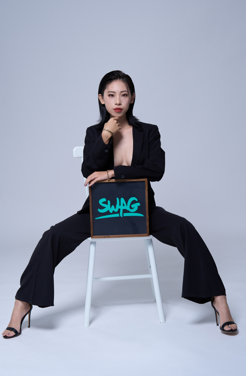 台前陆军女辅导长内内宣布进军成人平台SWAG。