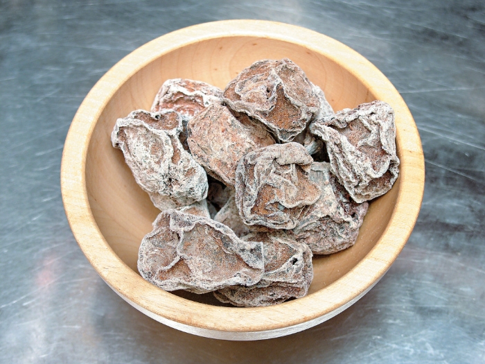 广东人喜欢食话梅、陈皮梅，能增进健康和运气。