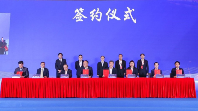 运输及物流局昨日（19日）与广州港务局签订了穗港大湾区港航事务合作协定