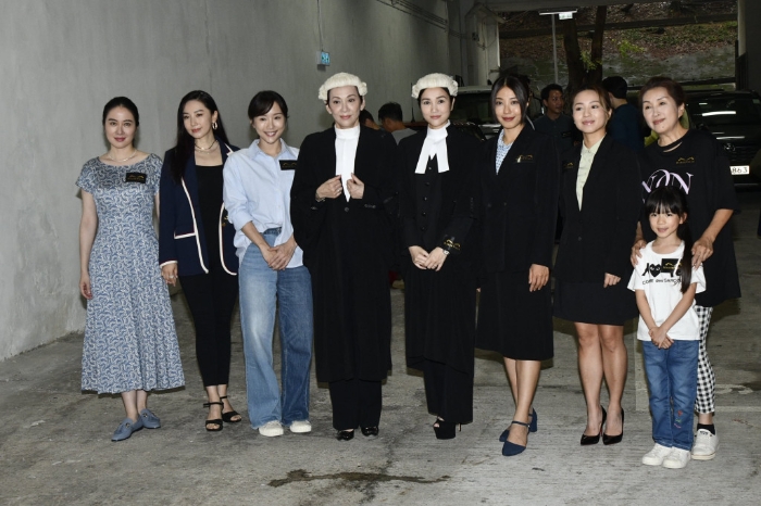 陈静（左三）配合角色穿上恤衫牛仔裤现身，打扮朴素