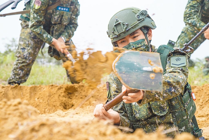 台陆军第206旅教召人员构筑散兵坑
