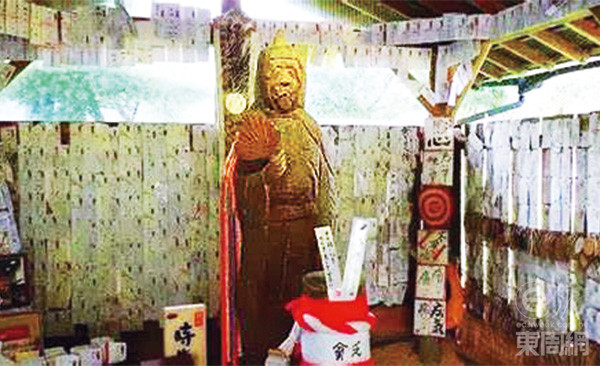 神社内的贫穷神像,是一个愁容满面的中年男人。 神社内的贫穷神像,是一个愁容满面的中年男人。