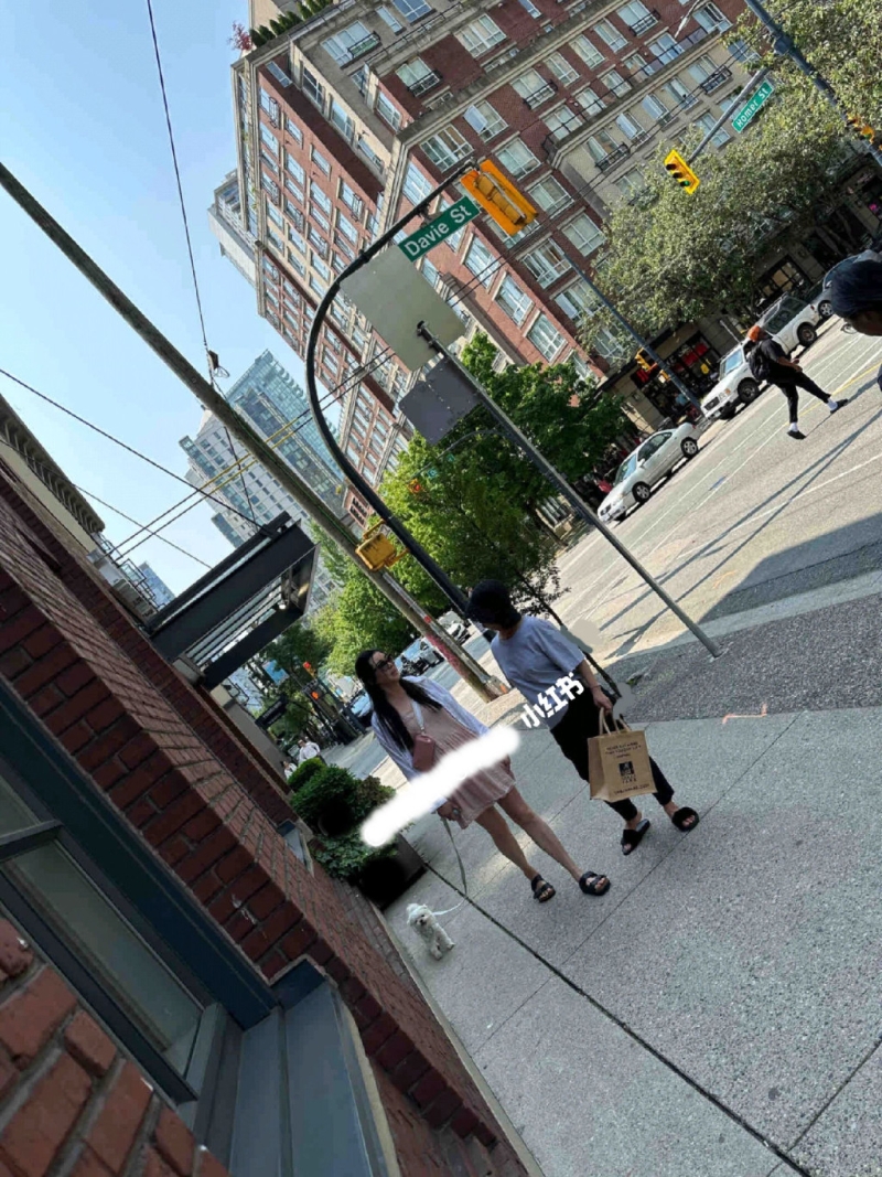 有网民指在温哥华街头偶遇王祖贤。 有网民指在温哥华街头偶遇王祖贤。